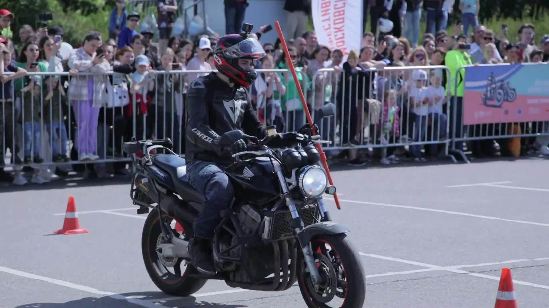 И мотор ревет. Тысячи байкеров прокатились по Москве в рамках открытия ...