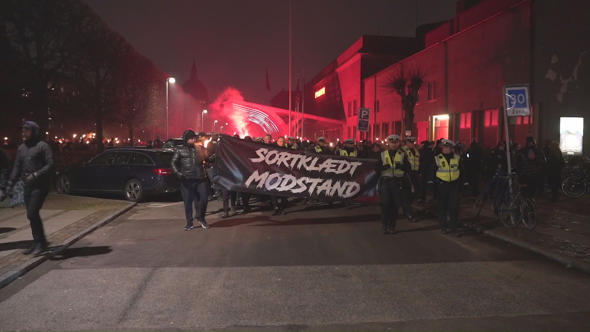 Dinamarca: Manifestantes con antorchas marchan en Copenhague contra las restricciones por covid-19