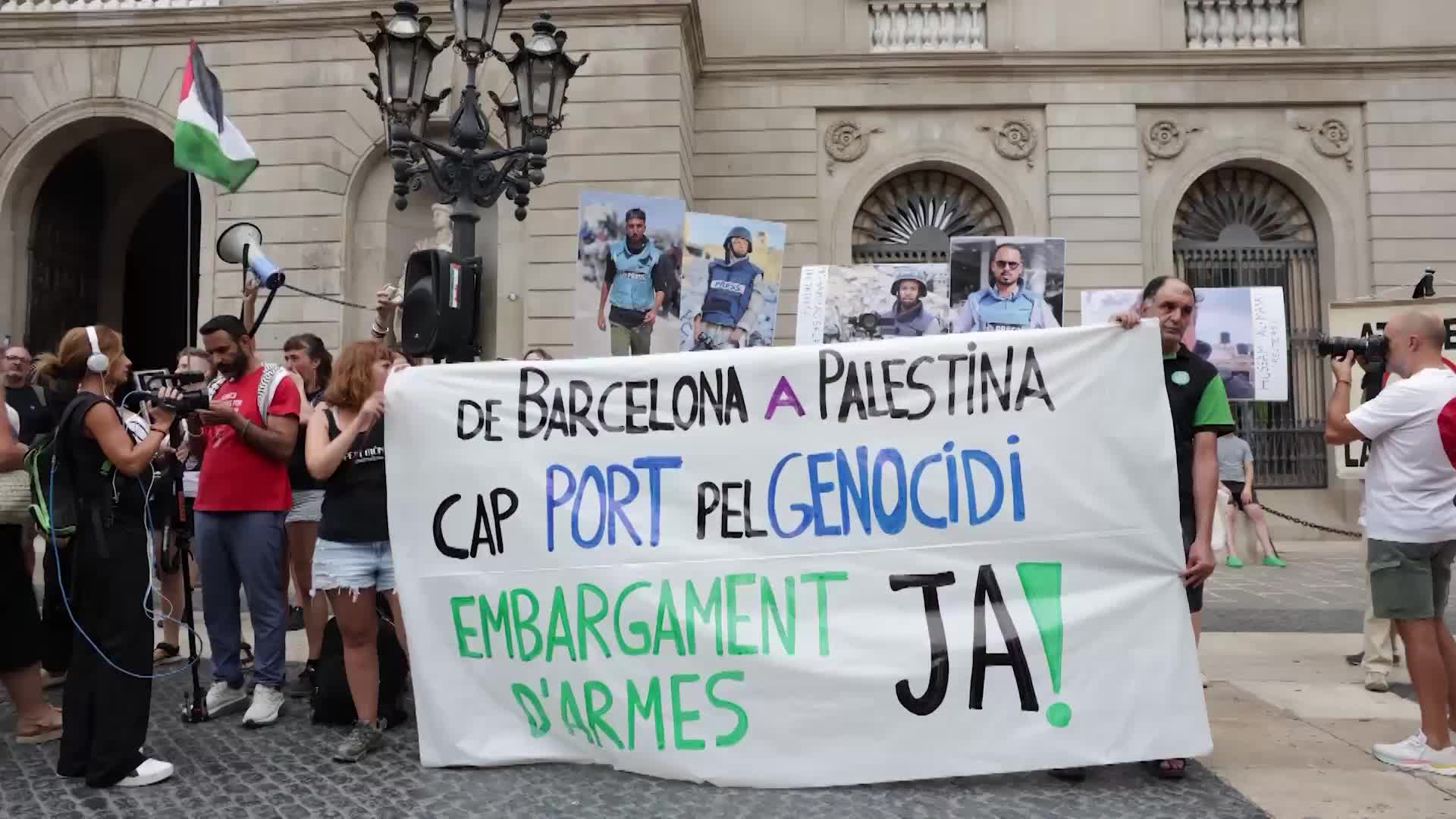 'No port for genocide!' - Journalists rally in Barcelona to denounce killing of reporters in Gaza