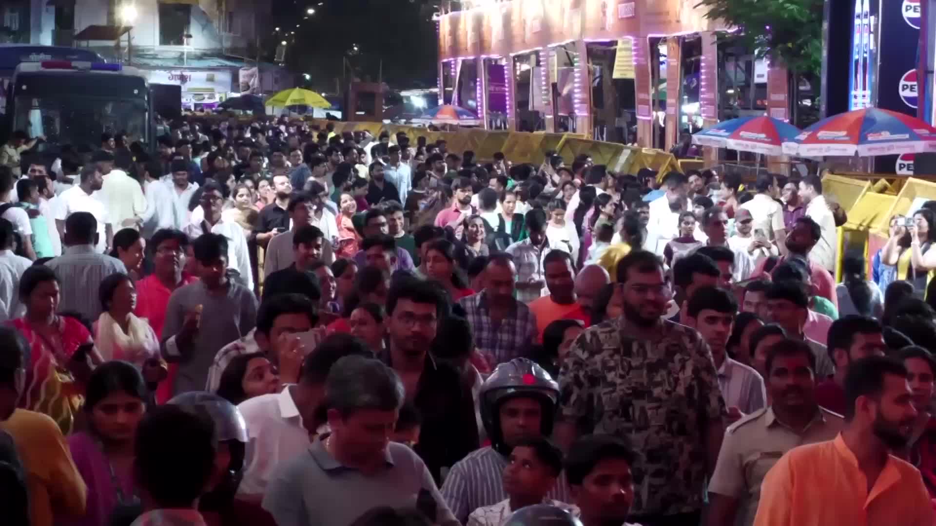 Thousands celebrate Hindu God Ganesh at Mumbai festival