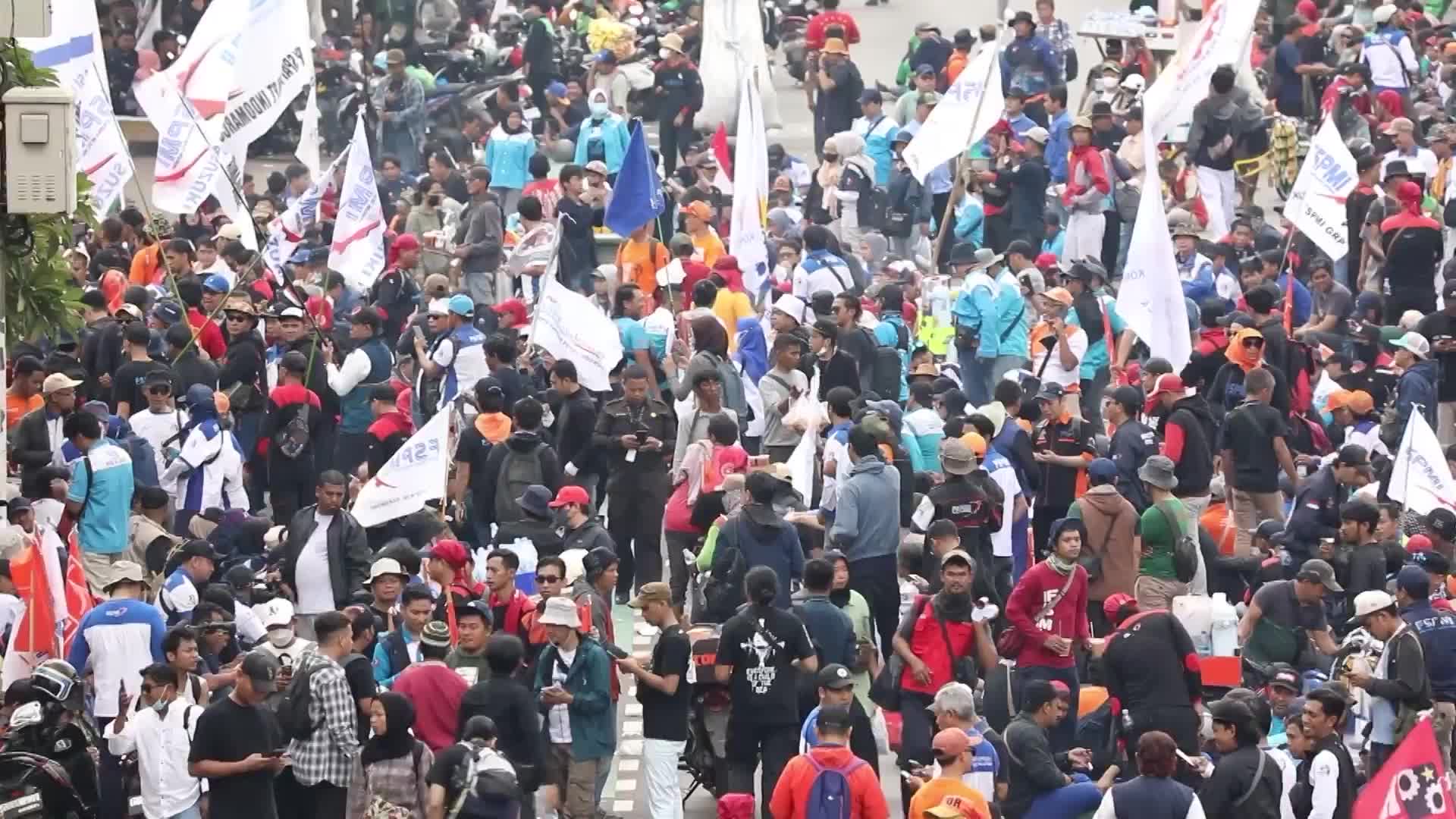 Thousands rally in Jakarta as anger mounts over lawmakers’ salary increases