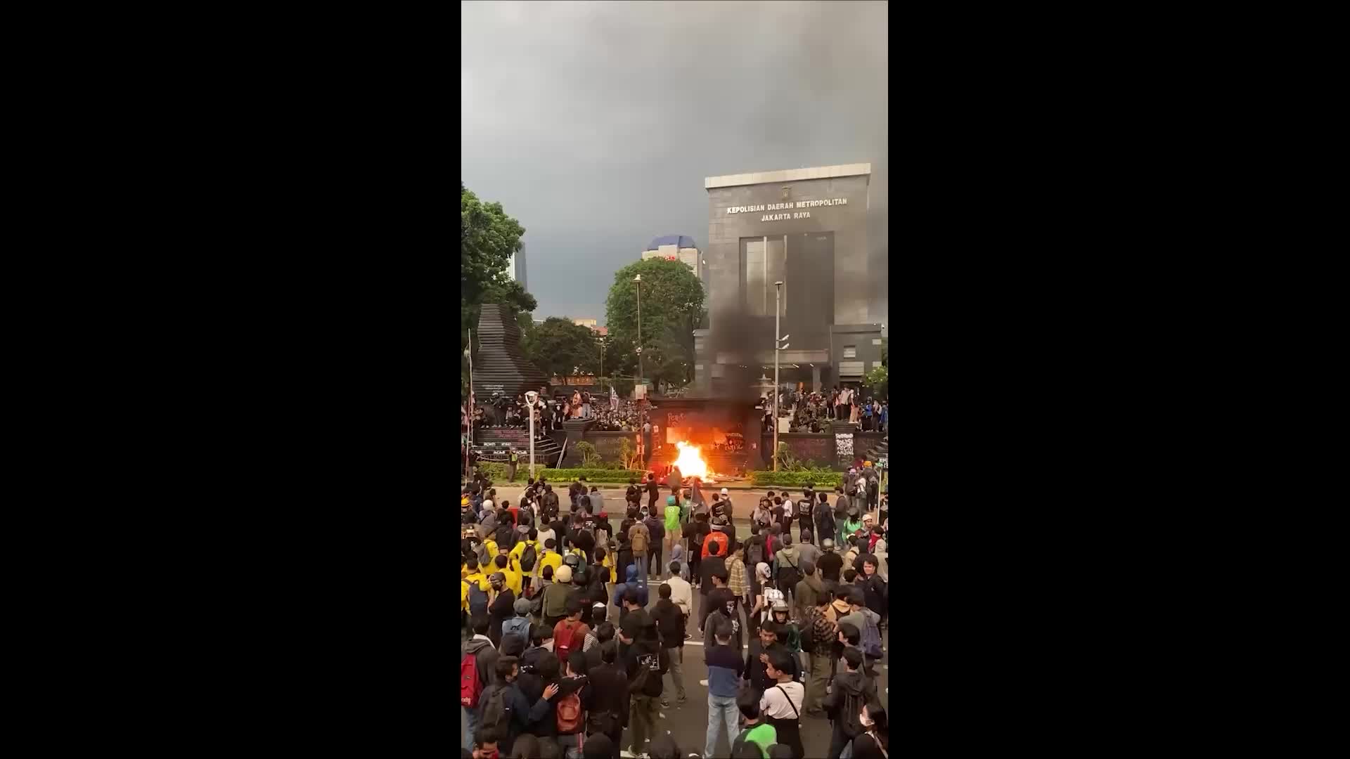 Jakarta in flames - Protesters light fires outside police HQ amid fury over slain delivery rider
