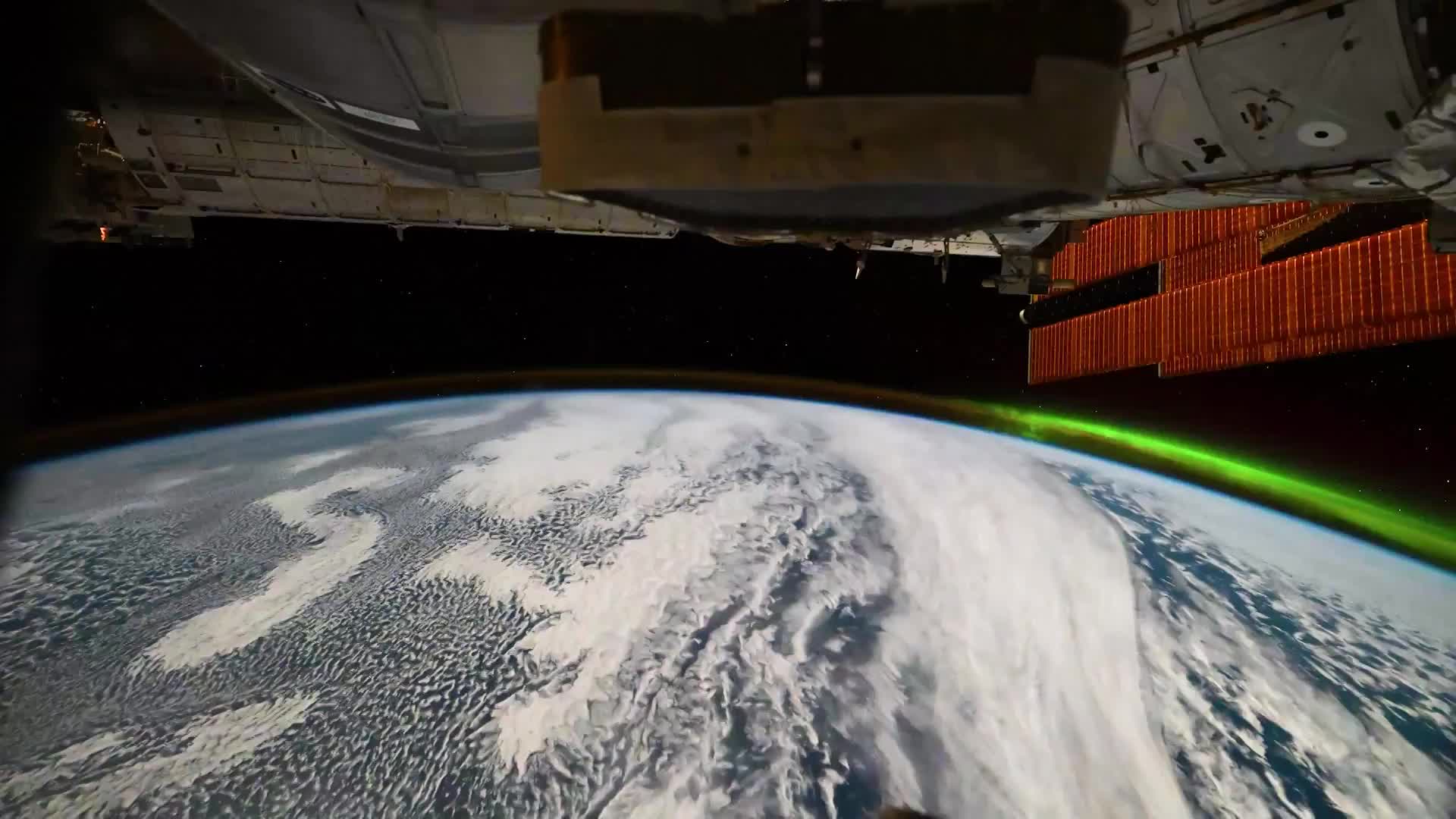 Астронавт NASA снял на видео северное сияние с борта Международной космической станции
