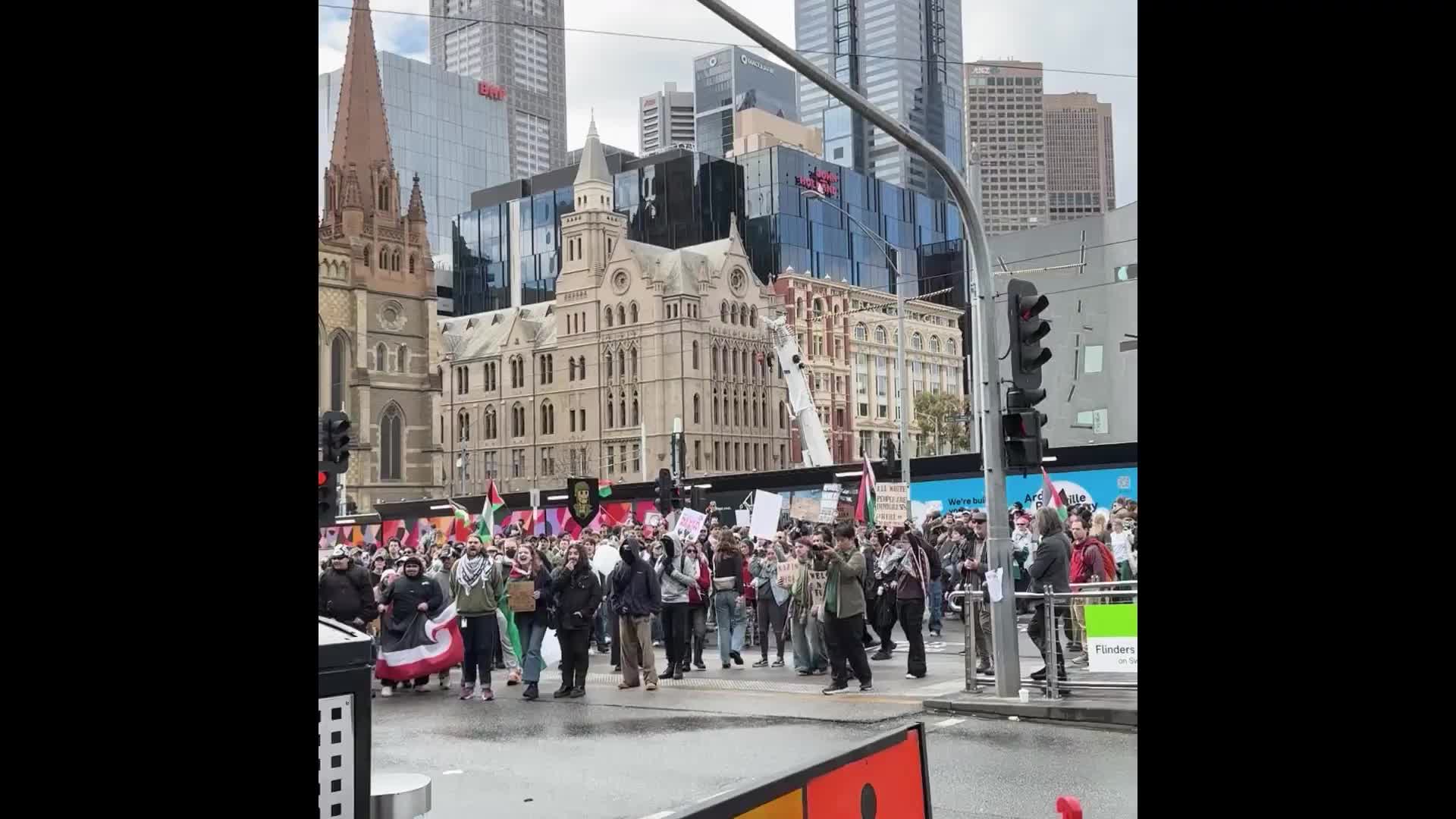 Police arrests in Melbourne amid clashes between pro-Palestine and anti-immigration activists