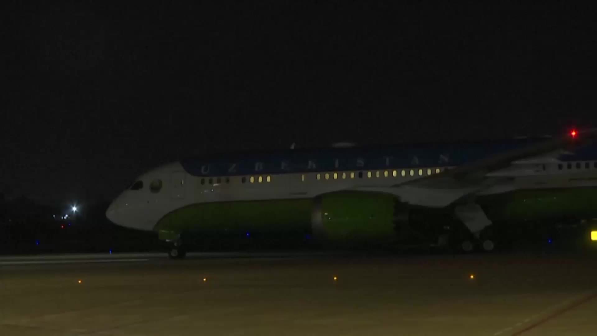 Smooth landing! Uzbek President Mirziyoyev arrives in Tianjin for 25th SCO summit