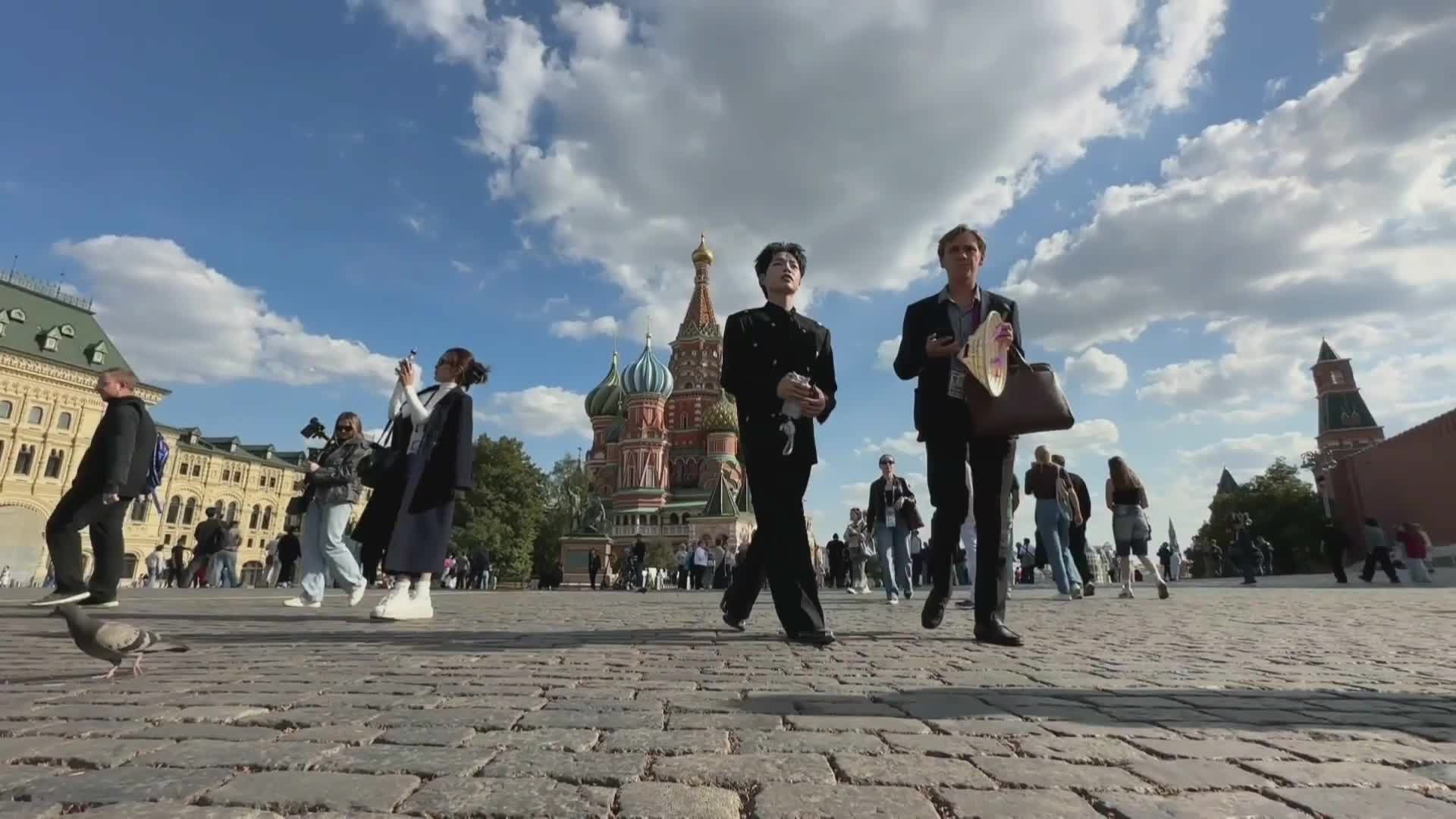 I really love Moscow! - Intervision contestants from Vietnam, Egypt and UAE stroll around Red Square