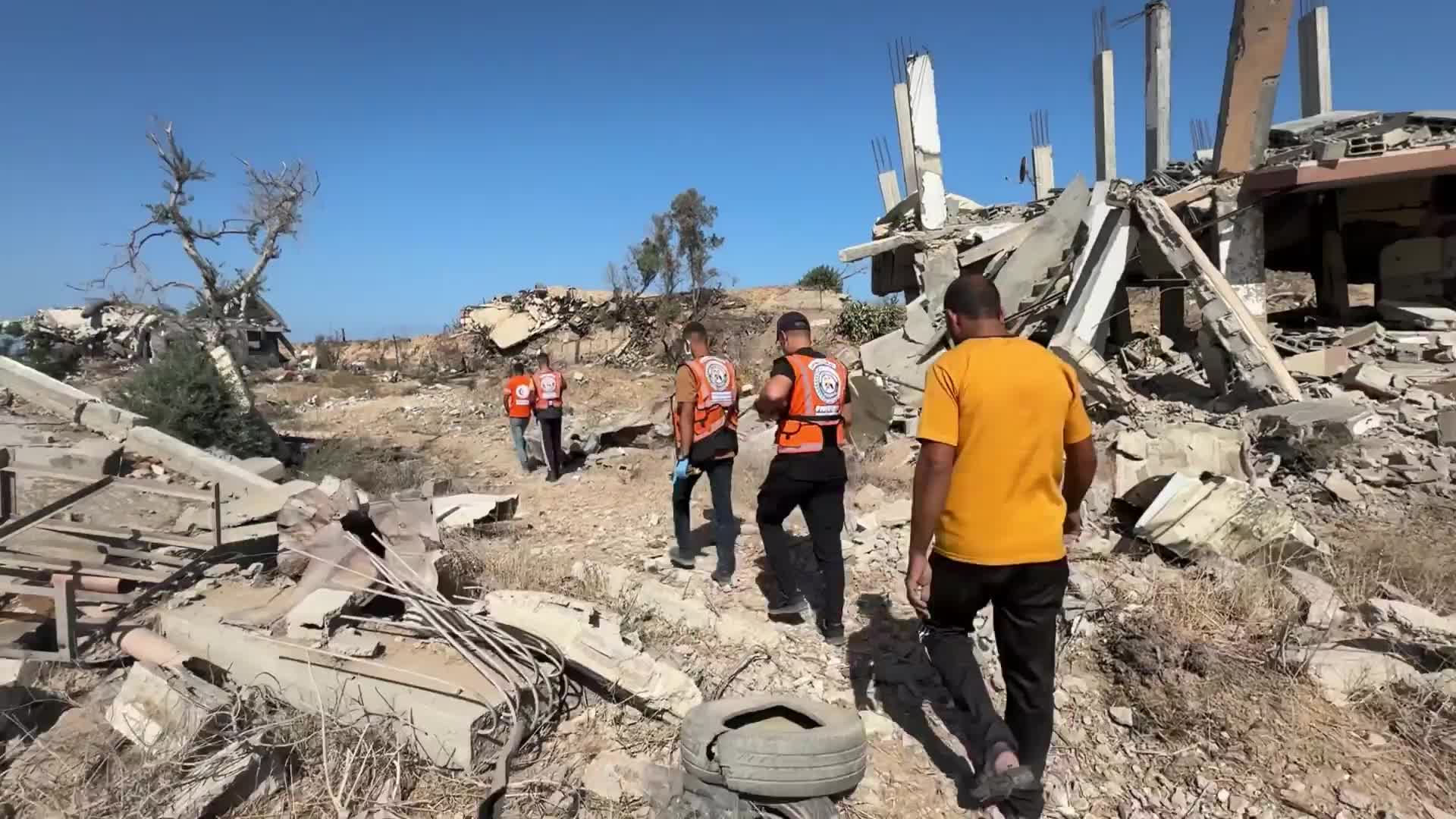 Post-ceasefire ops - Gaza's Civil Defence teams recover bodies from rubble *DISTRESSING*