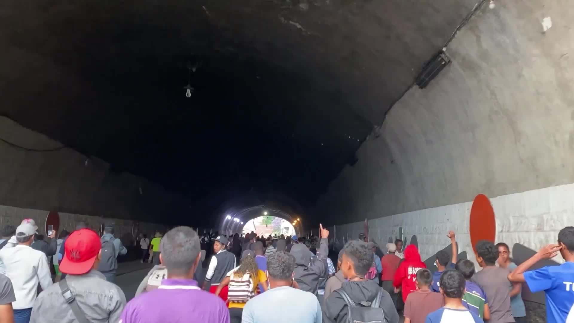 'Resign tonight, Rajoelina!' - Hundreds rally by Antananarivo City Hall as Madagascar's armed forces join anti-government protests