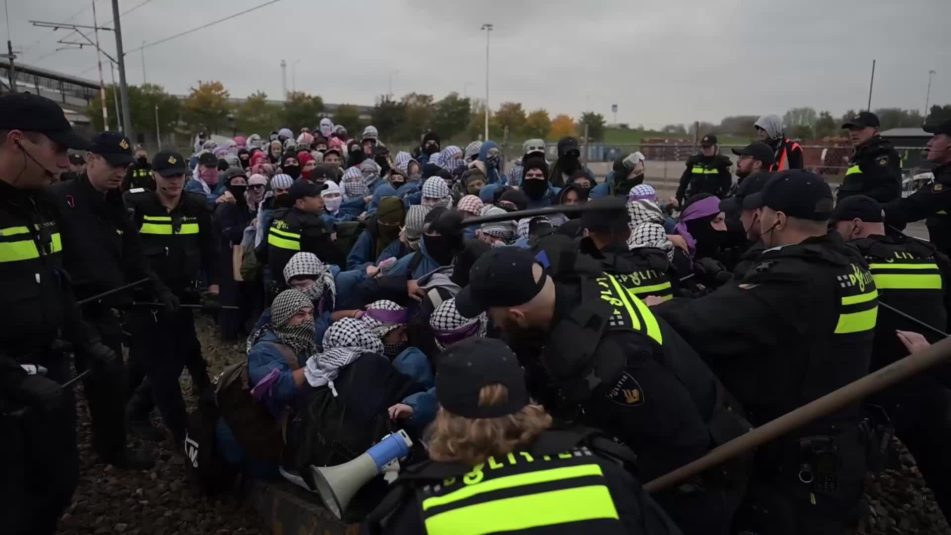 'End trade with Israel!' – Clashes and arrests as pro-Palestine activists block railway near Rotterdam port