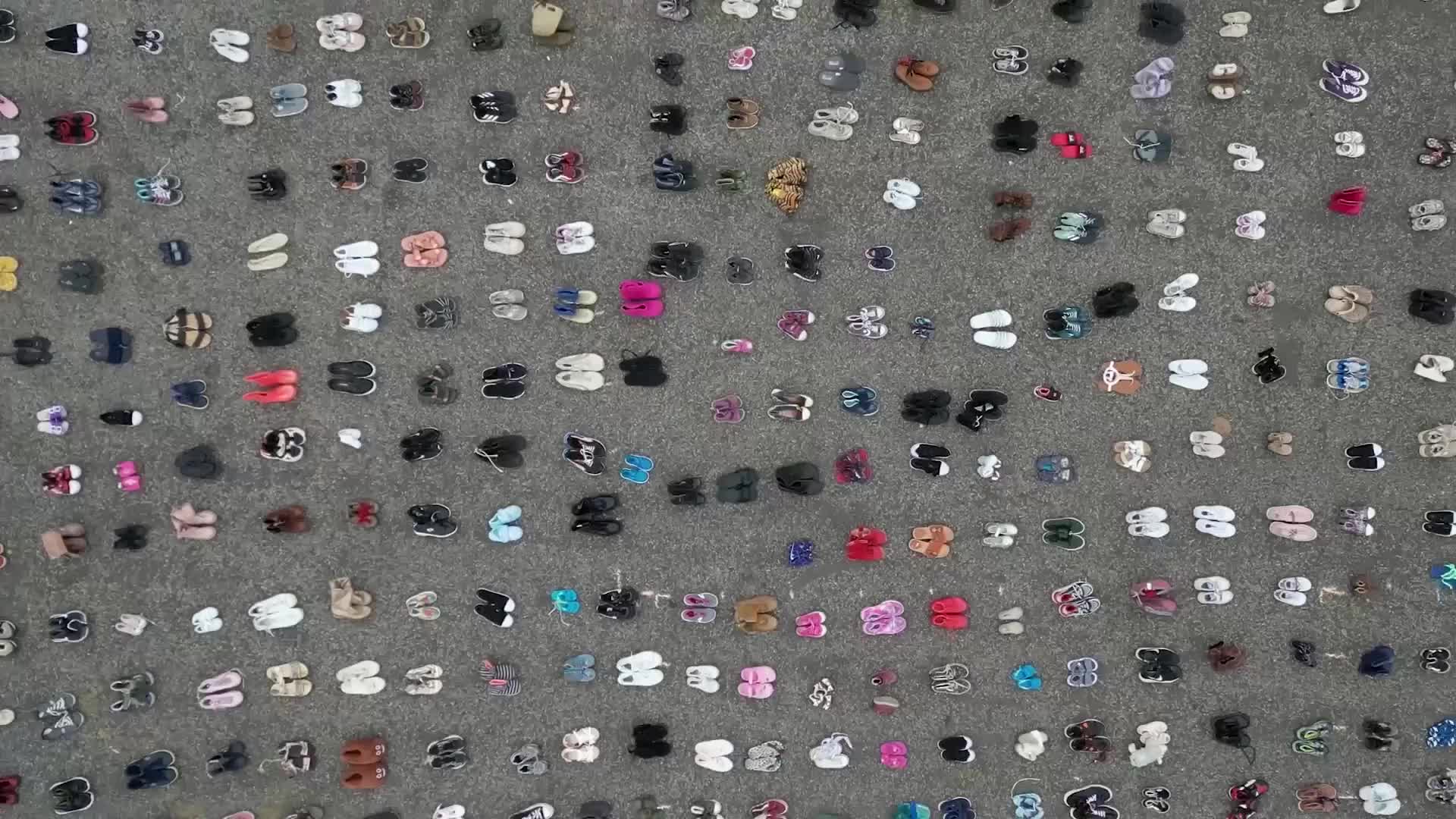 Soleful tribute – Dutch activists lay out thousands of shoes to commemorate children, journalists killed in Gaza