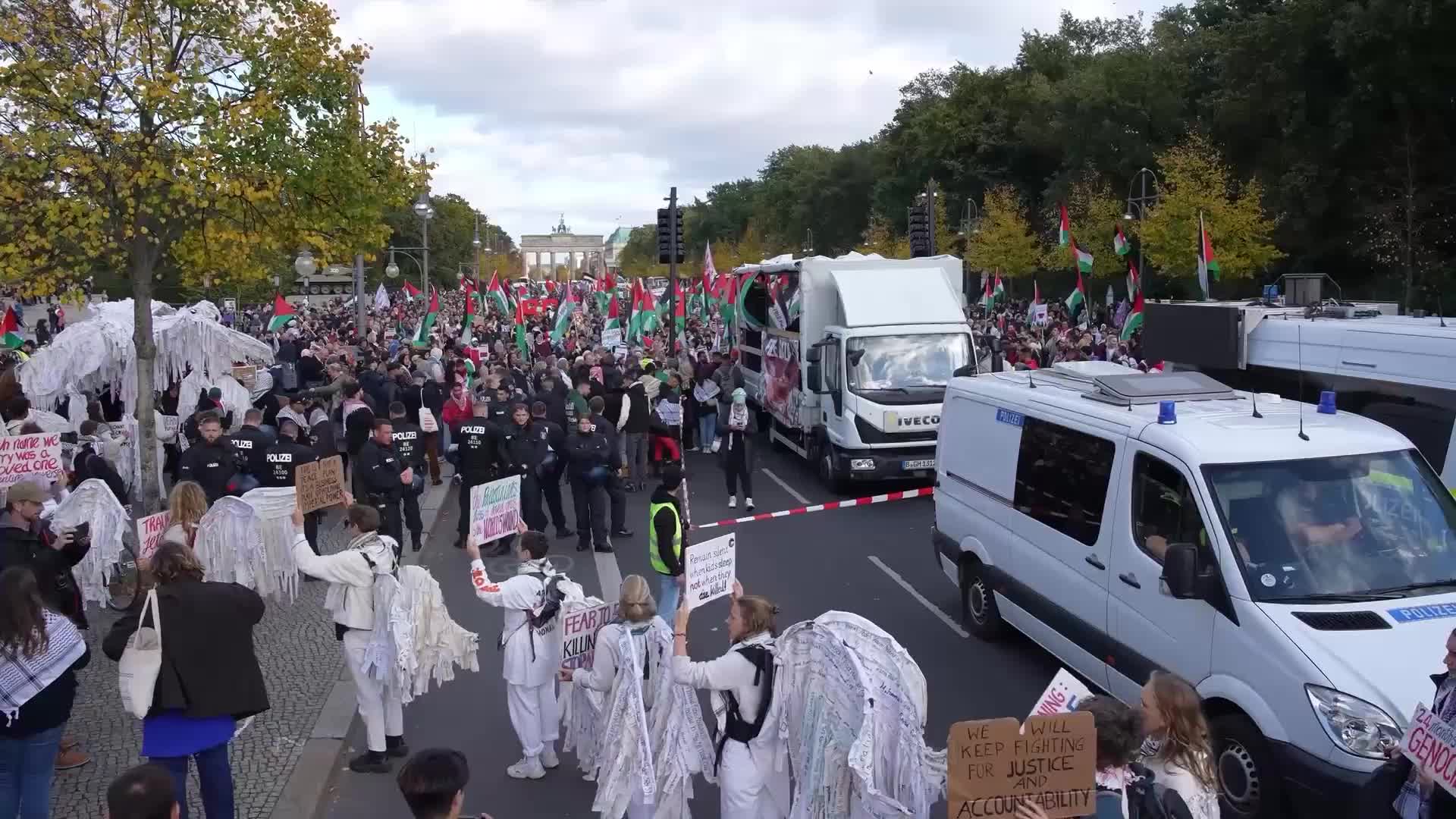 'Palestinians can decide what to do with their land' - Thousands in Berlin denounce Gaza 'genocide', honour war victims