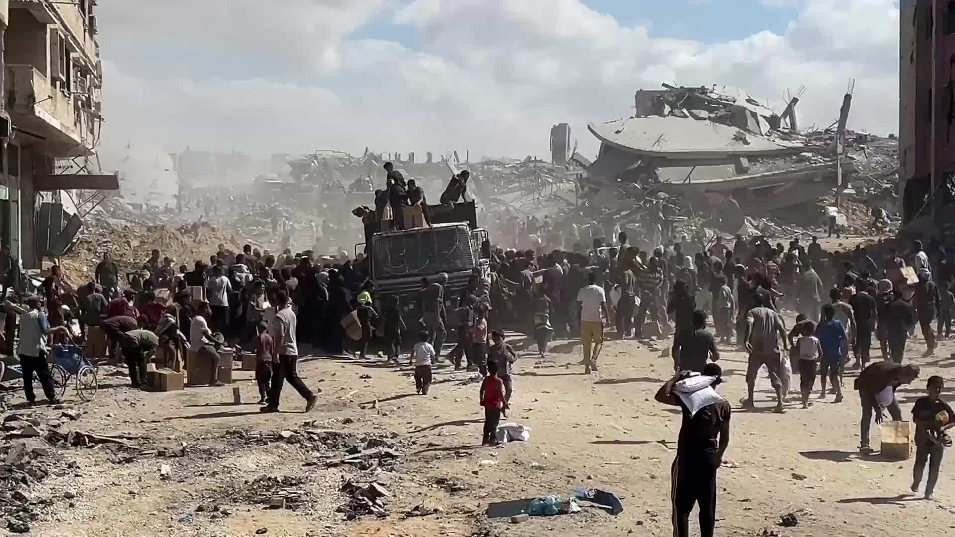 'There is absolutely no order' - Displaced Palestinians swarm trucks as aid convoys roll into Gaza