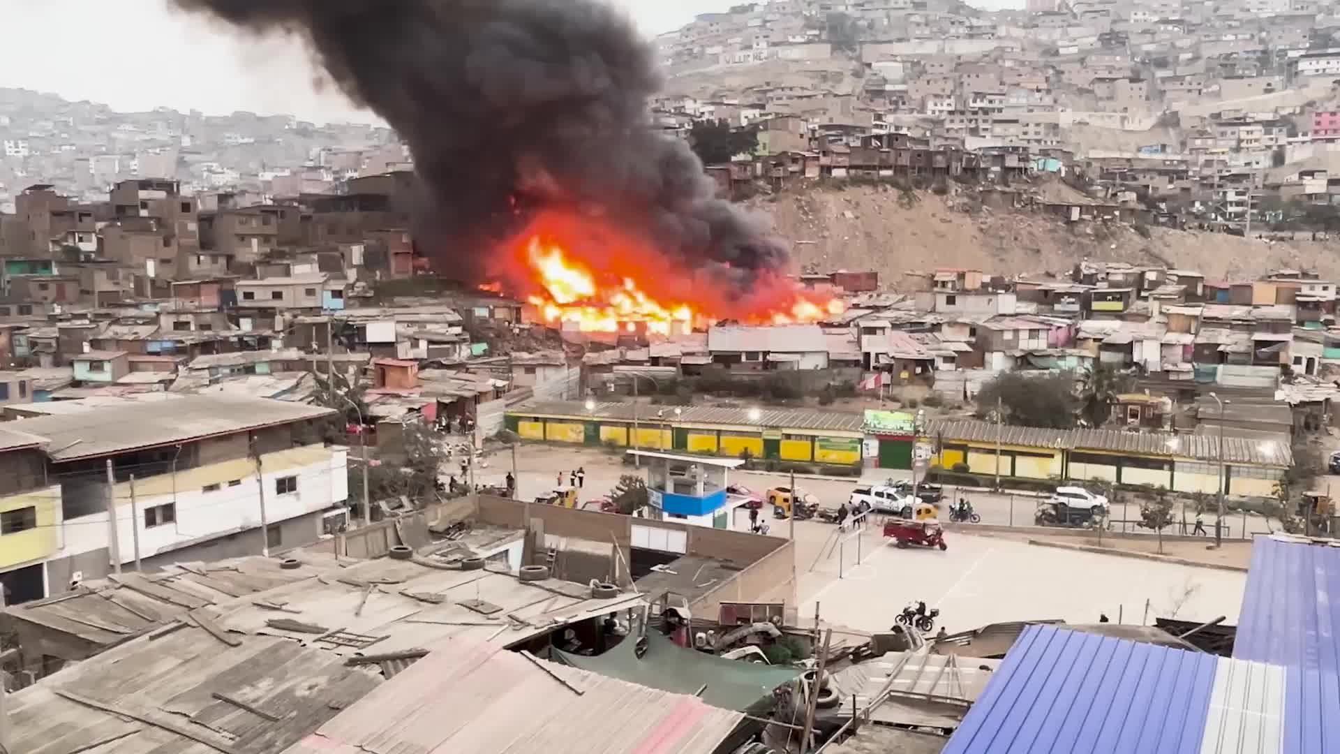 Raging fire engulfs several homes in Lima neighbourhood, leaving at least four injured