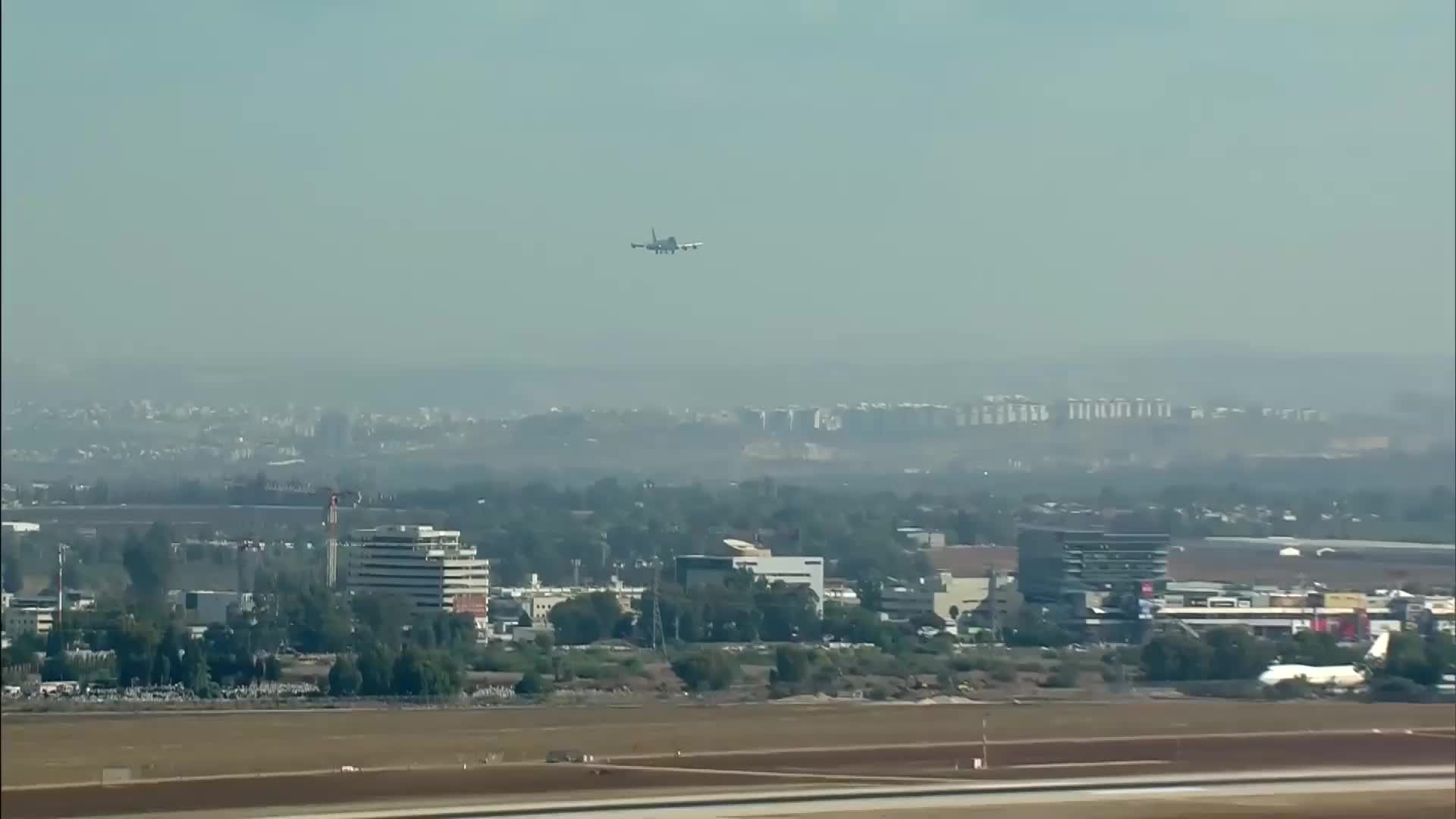 Trump flies in - Air Force One lands in Tel Aviv