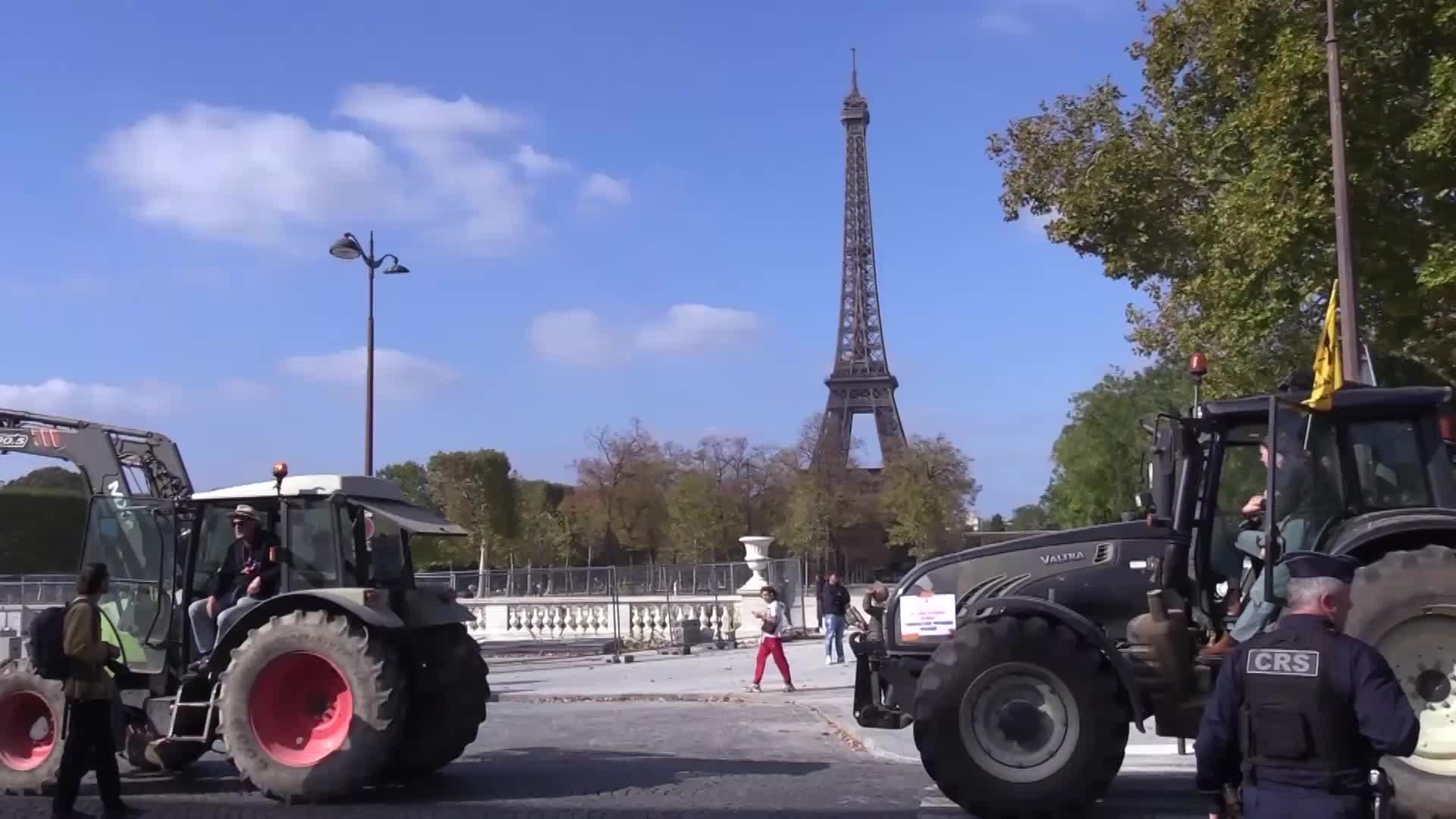 'Mercosur is dead’ – Farmers drive tractors through Paris to denounce EU deal with South American bloc