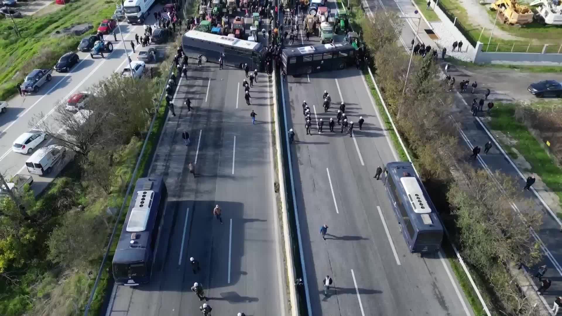 Tractor blockade - Clashes erupt as Greek farmers shut down key highway over delayed EU payments, govt corruption scandal