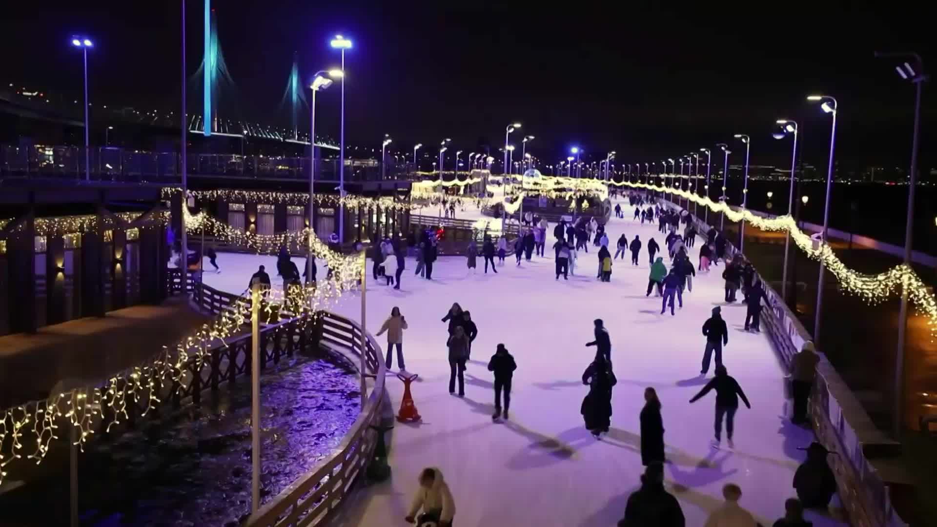 "Испытываю гордость за наш город". Крупнейший в мире искусственный каток открылся для посетителей в Петербурге