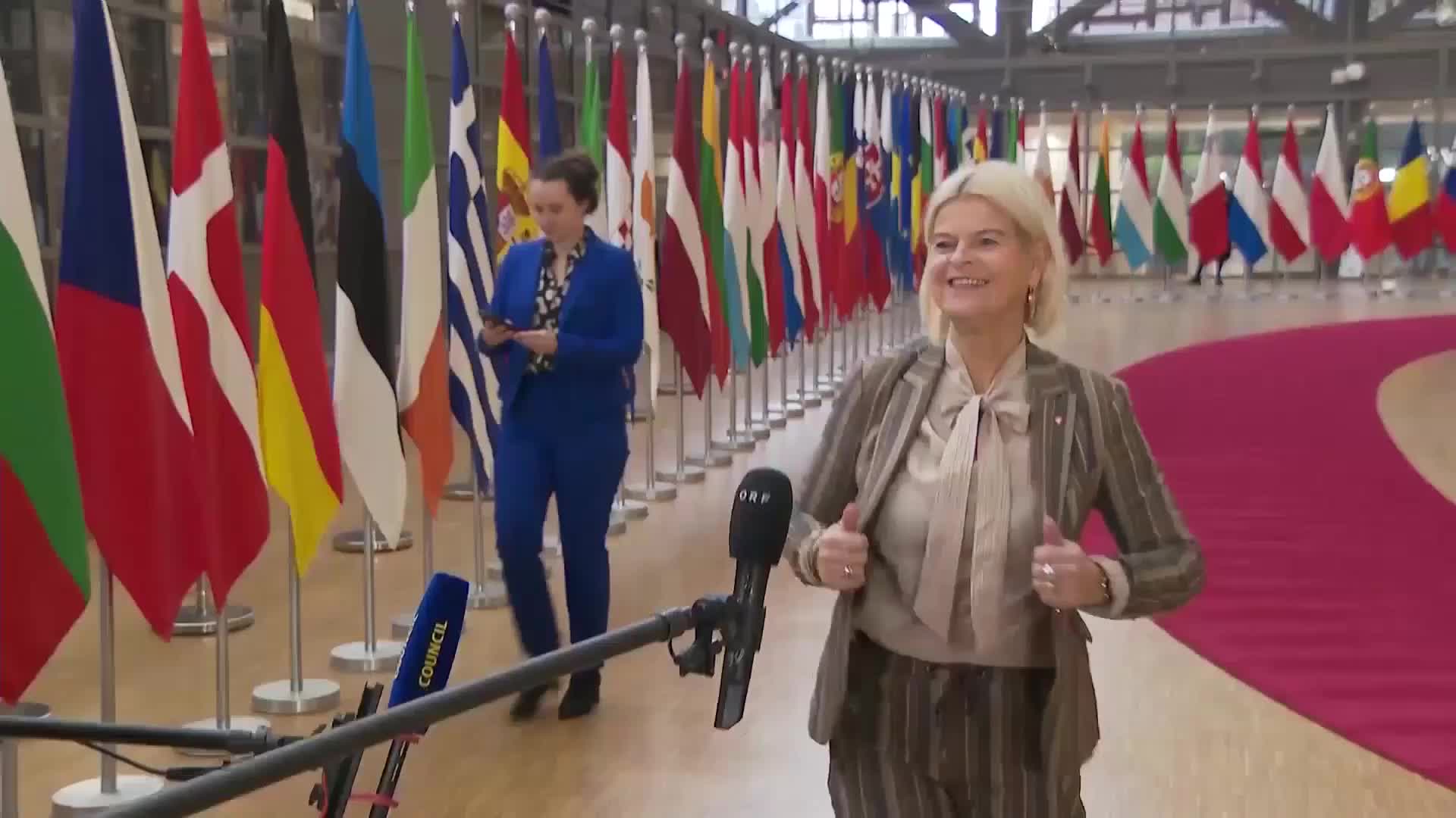 In the end the Ukrainians will be left alone anyway! - Austrian DefMin's stark admission when asked how Kiev might cope without 'reparations loan'