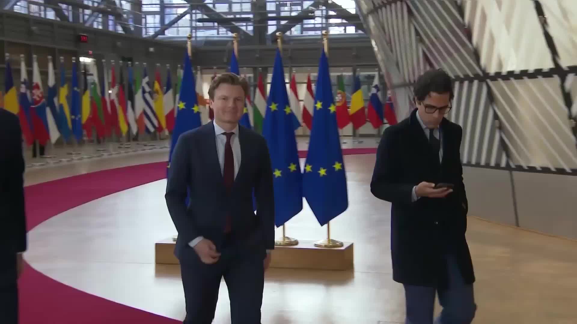 Some Dutch people are confused... they're talking about peace, why are we sending weapons? - DefMin says 'this is not a moment to wait'