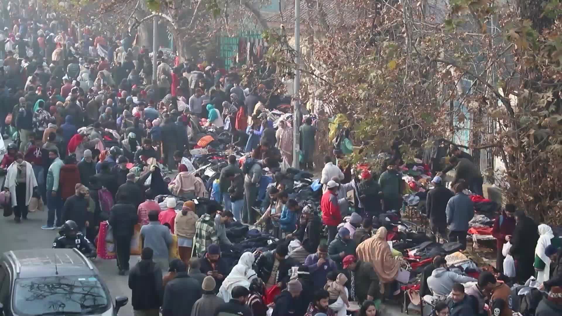 Winter is coming - Street market rush in Kashmir as locals prepare for 'prolonged period of sub-zero temperatures' this cold season